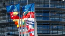 Zastave zemalja članica EU ispred zgrade Evopskog parlamenta u Strazburu, arhiva (Foto: AP/Jean-Francois Badias)