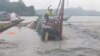 Seorang pria berdiri di atas kapal penumpang yang terbalik di Binangonan, provinsi Rizal, Filipina, 27 Juli 2023. (Philippine Coast Guard-videograb/Handout via REUTERS)