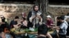 Seorang penjual makanan menyiapkan sarapan pada akhir pekan dalam acara car-free day di Jakarta, 4 Agustus 2024. (Foto: Yashuyoshi Chiba/AFP)