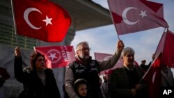 Pristalice Turske Vatan ili Patriotske stranke uzvikuju slogane tokom malog protesta protiv posjete američkog državnog sekretara Anthonyja Blinkena Turskoj, na trgu Uskudar u Istanbulu, Turska, 6. januara 2024.