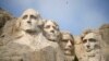 Masivna skulptura uklesana u planinu Rushmore na nacionalnom memorijalu Mount Rushmore, 21. septembra 2023., Keystone, Južna Dakota. Manje aviona i helikoptera će prevoziti turiste iznad planine Rushmore i drugih nacionalnih spomenika i parkova.