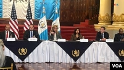 La directora de la Agencia de EEUU para el Desarrollo Internacional, Samantha Power (tercera por la izquierda) hace un anuncio de colaboración con el nuevo gobierno de Guatemala, en la capital de se país, el 16 de enero de 2023.