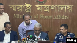 ঈদুল আজহাকে কেন্দ্র করে আইনশৃঙ্খলা পরিস্থিতি নিয়ে সচিবালয়ে আয়োজিত এক বৈঠকে বাংলাদেশের স্বরাষ্ট্রমন্ত্রী আসাদুজ্জামান খাঁন। ১৮ জুন, ২০২৩। 