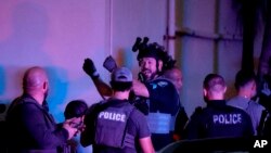 La policía investiga un tiroteo en el paseo marítimo de Hollywood Beach, Florida, EEUU, el lunes, 29 de mayo, 2023. [Foto: Mike Stocker/South Florida Sun-Sentinel vía AP]