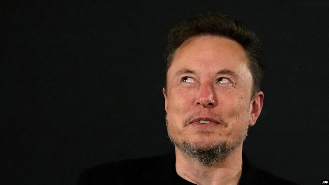 CEO X Elon Musk sedang berdiskusi dengan Perdana Menteri Rishi Sunak di London, Inggris dalam acara di Konferensi Tingkat Tingg (KTT) Keamanan AI, 2 November 2023. (Foto: Kirsty Wigglesworth / POOL / AFP)