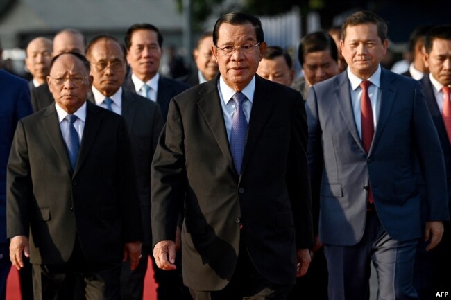 រូបឯកសារ៖ ប្រធានគណបក្ស​ប្រជាជន​កម្ពុជា​លោក ហ៊ុន សែន និង​ប្រធាន​កិត្តិយស​គណបក្ស​ប្រជាជន​កម្ពុជា​លោក ហេង សំរិន និង​នាយករដ្ឋមន្ត្រីកម្ពុជាលោក ហ៊ុន ម៉ាណែត ចូលរួមពិធីខួប​បង្កើតបក្សលើកទី៤៥ នៅភ្នំពេញ កាលពីថ្ងៃទី៧ ខែមករា ឆ្នាំ២០២៤។