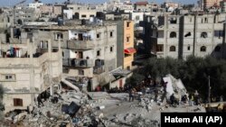 Warga Palestina memeriksa kerusakan yang terjadi pasca serangan Israel terhadap sebuah bangunan tempat tinggal di Rafah, Jalur Gaza, Minggu, 3 Maret 2024. (Foto: AP)