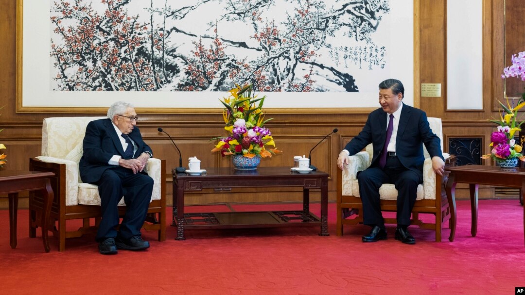 Predsednik Kine Ši Đinping razgovara sa bivšim američkim državnim sekretarom Henrijem Kisindžerom u Pekingu, 20. jula 2023. (Foto: Sinhua) 