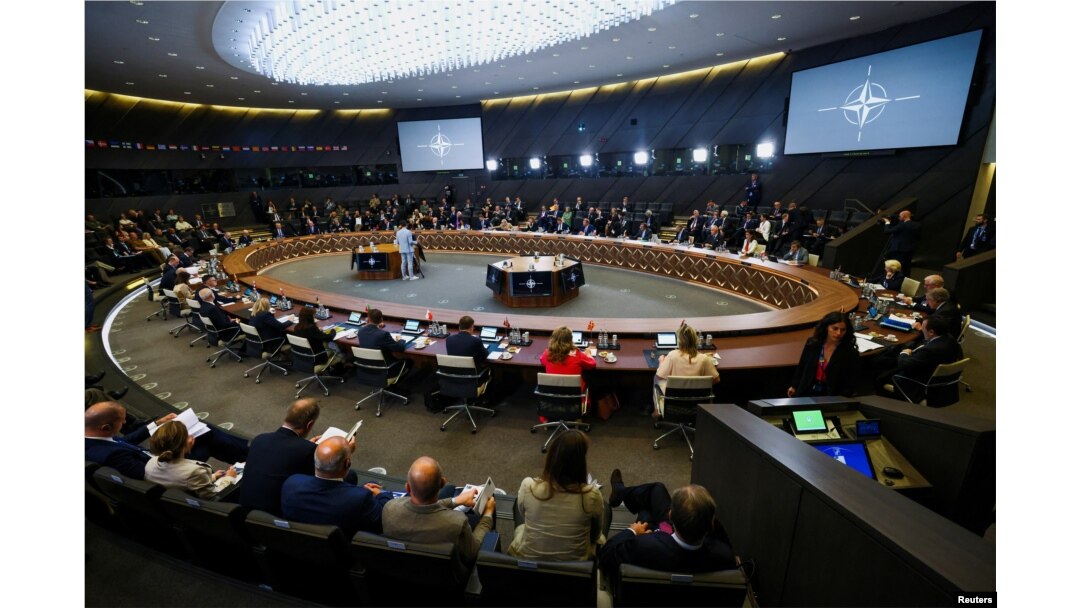 Tempat Komisi NATO-Ukraina, bersama dengan Swedia, bertemu selama pertemuan Menteri Pertahanan NATO di markas Aliansi di Brussels, Belgia 15 Juni 2023. (Foto: REUTERS/Yves Herman)