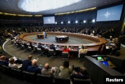 Tempat Komisi NATO-Ukraina, bersama dengan Swedia, bertemu selama pertemuan Menteri Pertahanan NATO di markas Aliansi di Brussels, Belgia 15 Juni 2023. (Foto: REUTERS/Yves Herman)