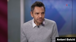 El actor mexicano Eugenio Derbez durante una entrevista con la Voz de América en Miami, Florida.