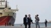 Menteri Luar Negeri AS Antony Blinken (tengah) berjalan di pelabuhan Porto da Praia Pier 1 di Praia, Cape Verde, pada 22 Januari 2024. (Foto: Andrew Caballero-Reynolds/Pool Foto via AP)