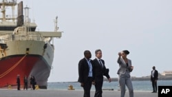 Menteri Luar Negeri AS Antony Blinken (tengah) berjalan di pelabuhan Porto da Praia Pier 1 di Praia, Cape Verde, pada 22 Januari 2024. (Foto: Andrew Caballero-Reynolds/Pool Foto via AP)