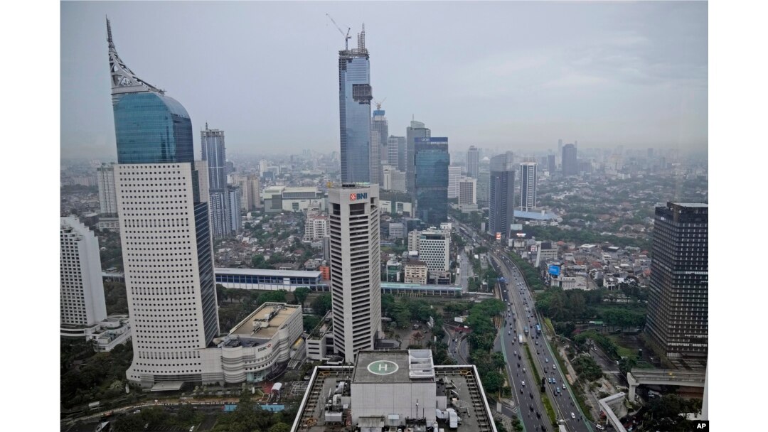 Gedung-gedung tinggi terlihat di kawasan bisnis utama di Jakarta, 18 Oktober 2021. (AP Photo/Dita Alangkara)