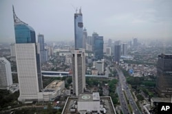 Gedung-gedung tinggi terlihat di kawasan bisnis utama di Jakarta, 18 Oktober 2021. (AP Photo/Dita Alangkara)