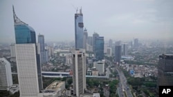 Gedung-gedung bertingkat terlihat di kawasan bisnis utama Jakarta, Senin, 18 Oktober 2021. (AP/Dita Alangkara)