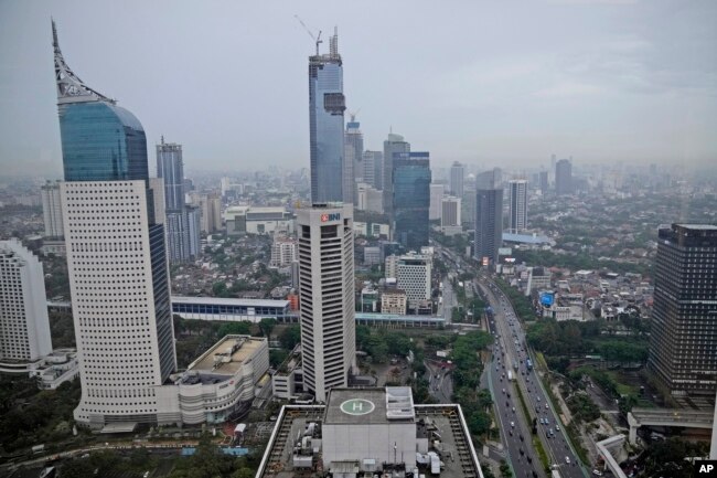 Gedung-gedung tinggi terlihat di kawasan bisnis utama di Jakarta, 18 Oktober 2021. (AP Photo/Dita Alangkara)