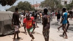 Des heurts ont mis aux prises des groupes de jeunes et les forces de sécurité à coups de pierres et de gaz lacrymogènes.