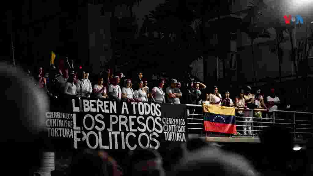 Ondeando banderas y cantando el himno nacional, los venezolanos aseguran en esta vigilia tener la fe intacta.