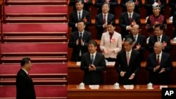 2024年3月11日，中国国家主席习近平（中）抵达北京人民大会堂出席十四届全国人大二次会议闭幕会议，代表们热烈鼓掌。