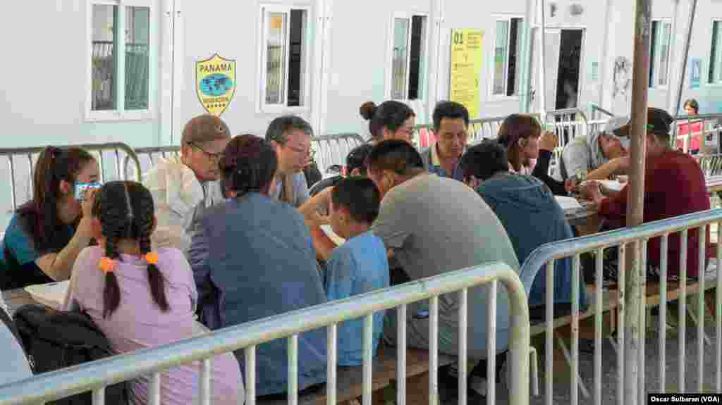 2024年2月25日，刚到达圣文森特移民接收点不久的中国走线移民。他们登记后，在指定区域等待，领取巴拿马政府提供的免费餐点。