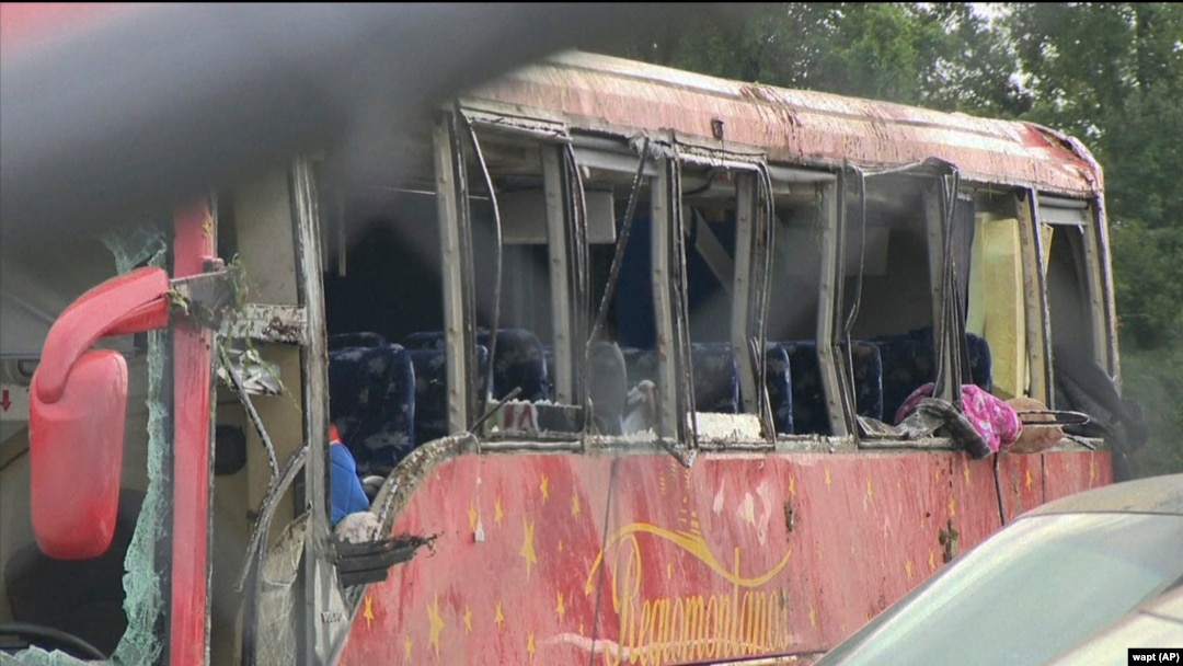 Bus penumpang yang mengalami kecelakaan di jalan raya antarnegara bagian di Warren County, Mississippi, Sabtu, 31 Agustus 2024. (Foto: WAPT via AP)