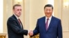 Penasihat Keamanan Nasional Gedung Putih Jake Sullivan menjabat tangan Presiden China Xi Jinping dalam pertemuan di Beijing, China, pada 29 Agustus 2024. (Foto: Li Xueren/Xinhua via AP)