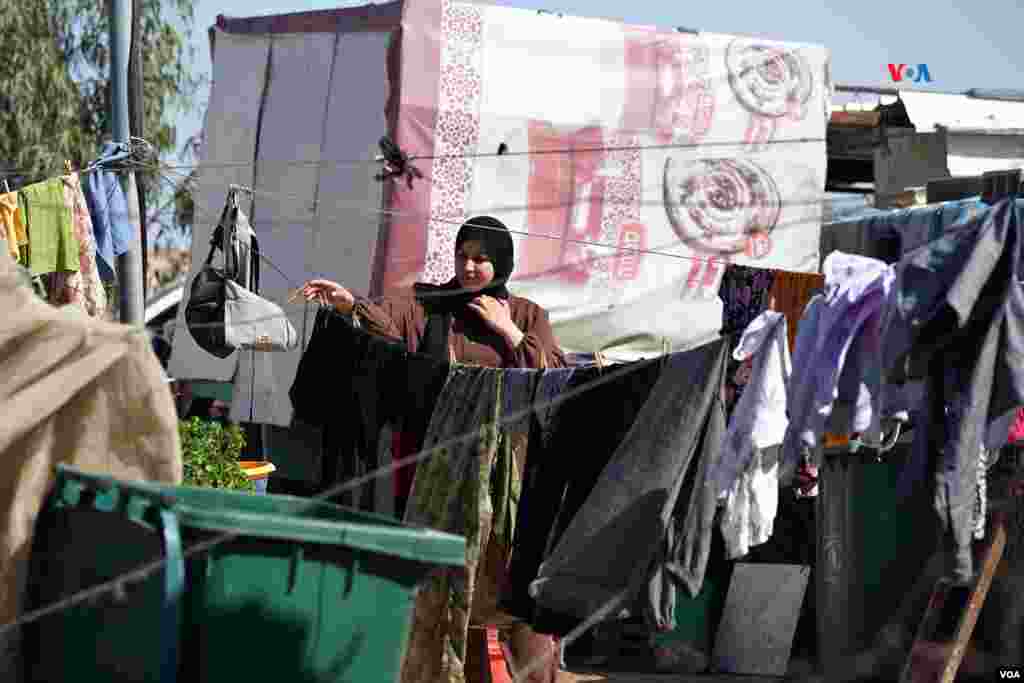 Una joven recoge la ropa recién lavada en la aldea de Susya, el 6 de noviembre de 2023.