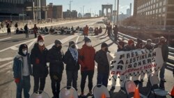 Nueva York: Manifestantes que abogan por un cese el fuego en Gaza bloquean paso en puentes y túnel