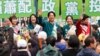 Lai Ching-te, wakil presiden Taiwan dan Capres paling diunggulkan, menyapa pendukungnya dalam kampanye di ibu kota Taipei. 