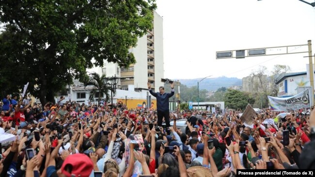 El presidente de Venezuela, Nicolás Maduro, rodeado de simpatizantes en Los Teques, antes de la transmisión de su programa "Con Maduro +" número 36.