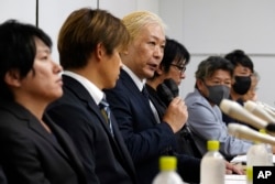 Shimon Ishimaru (ketiga dari kiri), wakil ketua Asosiasi Korban Pelecehan Seksual Johnny, dalam konferensi pers di Tokyo Senin, 4 September 2023. (AP/Eugene Hoshiko)