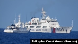 菲律賓海岸警衛隊發布照片顯示，2023年6月30日一艘中國海警船被指在有爭議的南中國海海域騷擾為菲律賓海軍運送後勤物資的船隻。