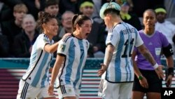 Romina Núñez (centro) festeja tras anotar el segundo gol de Argentina en el partido contra Sudáfrica en Dunedin, Nueva Zelanda, el 28 de julio de 2023.