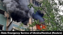 Stambena zgrada u plamenu poslije ruskog udara u mestu Krivi rog.