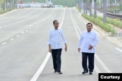 Presiden Jokowi dan Menteri Pertahanan sekaligus Presiden terpilih 2024-2029 Prabowo Subianto menikmati udara sejuk di pagi hari di kawasan inti pusat pemerintah di IKN , Penajam Paser Utara, Senin (12/8). (Biro Setpres)