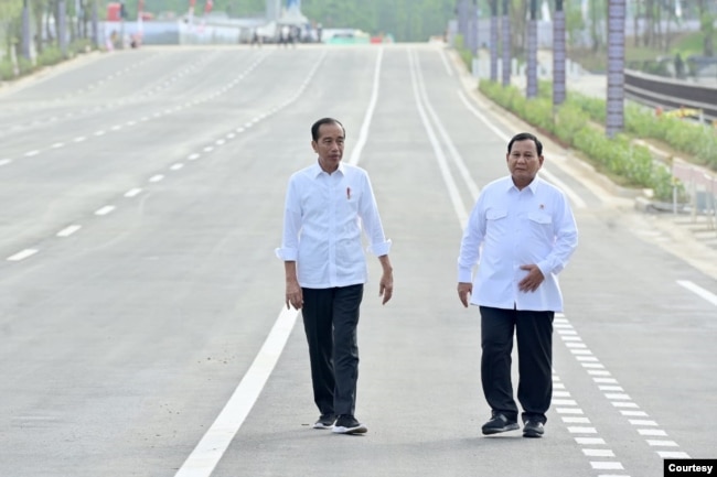Presiden Jokowi dan Menteri Pertahanan sekaligus Presiden terpilih 2024-2029 Prabowo Subianto menikmati udara sejuk di pagi hari di kawasan inti pusat pemerintah di IKN , Penajam Paser Utara, Senin (12/8). (Biro Setpres)