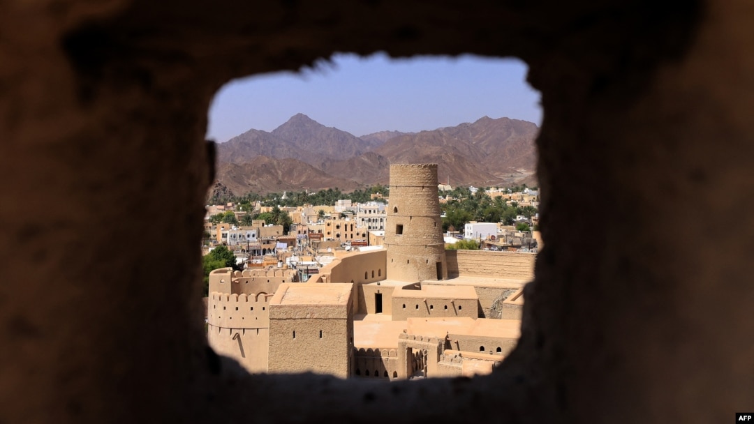 Benteng Bahla, salah satu dari empat benteng bersejarah yang ditetapkan sebagai Situs Warisan UNESCO, terletak di kaki dataran tinggi Green Mountain di Bahla, 200 kilometer utara Muscat, Oman, 5 Oktober 2023. (Karim SAHIB / AFP)