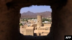 Benteng Bahla, salah satu dari empat benteng bersejarah yang ditetapkan sebagai Situs Warisan UNESCO, terletak di kaki dataran tinggi Green Mountain di Bahla, 200 kilometer utara Muscat, Oman, 5 Oktober 2023. (Karim SAHIB / AFP)