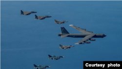 美国、日本与韩国军队2023年10月22日举行联合空中演习。（美国空军/韩国军方）