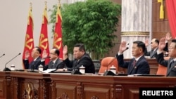 김정은(가운데) 북한 국무위원장이 참석한 가운데 노동당 중앙위원회 제8기 8차 전원회의가 진행되고 있다. 조선중앙통신이 19일 공개한 장면.