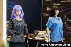 Robot humanoid 'Desmona' tampil dalam konferensi 'AI untuk Kebaikan', di Jenewa, Swiss, 6 Juli 2023. (Foto: REUTERS/Pierre Albouy)