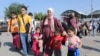 Почнаа да излегуваат од Газа странски државјани и повредени Палестинци