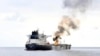 印度海军提供的照片显示被胡塞武装分子导弹袭击的英国Marlin Luanda号油轮着火。（2024年1月27日）