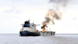 Kapal tanker Marlin Luanda yang berlayar di Teluk Aden terbakar setelah misil dari kelompok Houthi mengenai kapal tersebut dalam serangan pada 27 Januari 2024. (Foto: Indian Navy/AP)