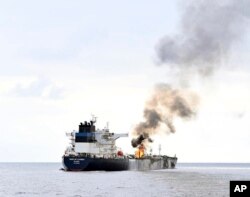 Kapal tanker Marlin Luanda terlihat terbakar di Teluk Aden setelah terkena rudal yang diluncurkan oleh pemberontak Houthi Yaman, 27 Januari 2024. (Foto: via AP)