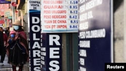资料照片：2023年3月 日，玻利维亚拉巴斯的货币兑换点附近的行人。（路透社照片）
