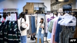 Joven mira ropa en una tienda "pop up" de la marca Shein, una de las más populares en la actualidad, sobre todo en América Latina.