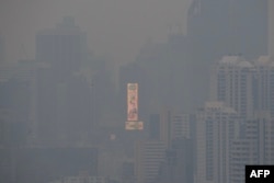 Sebuah papan iklan terlihat di tengah tingginya tingkat polusi udara di Bangkok, Thailand, 18 Oktober 2023. (Foto: AFP)