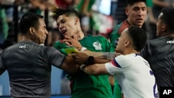 Sergino Dest ki se yon jwe Ameriken pouse Gerardo Arteaga ki se jwe Meksik pandan dezyem mitan Match semifinal Lig Nasyon CONCACAF la Jedi, 15 Jyen 2023 nan Las Vegas. 